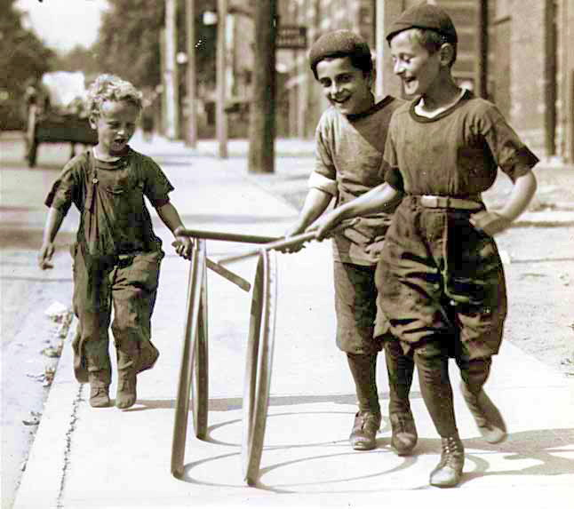 Boys_with_hoops_on_Chesnut_Street.png