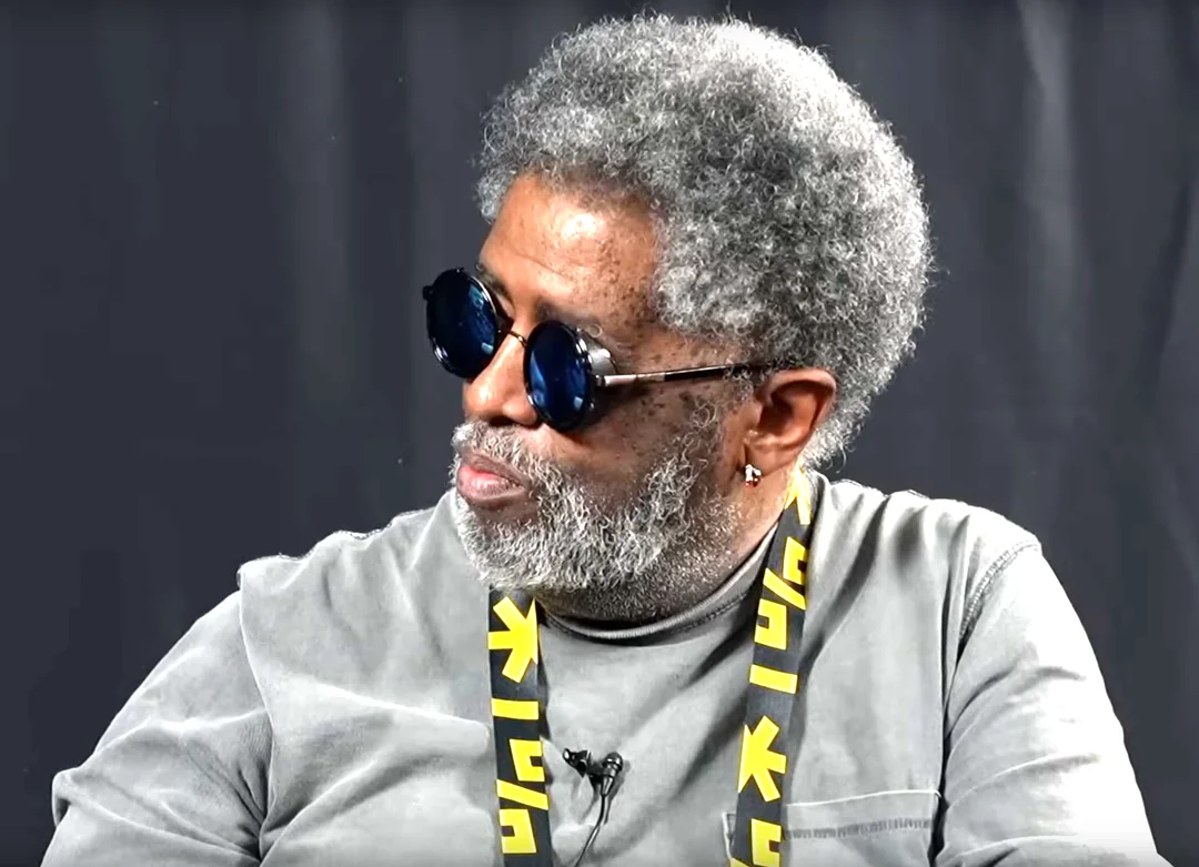 can-someone-identify-what-specific-glasses-mike-pondsmith-v0-mlkaq1mbcyqf1.webp