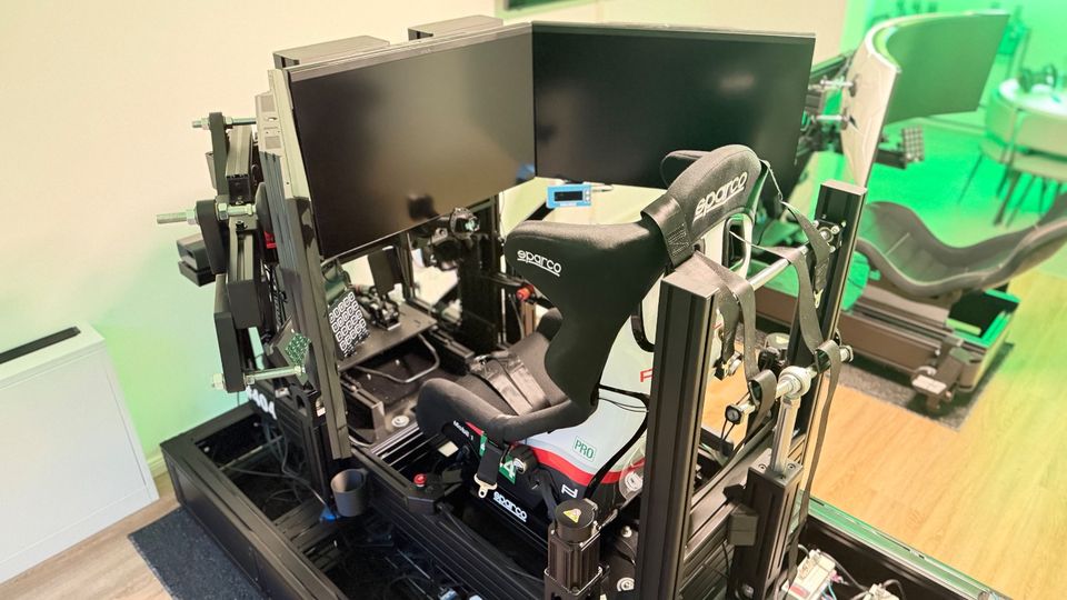 3x LG UltraGear 32GR93U-B 4k, 144Hz Triplescreen (Simracing)